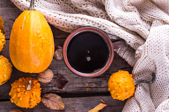 Ñup of coffee, pumpkin, autumn leaves