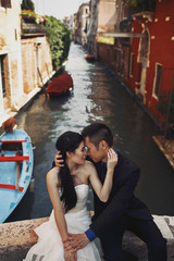 Fototapeta na wymiar Newlyweds couple walking in Venice