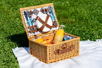 Photo sur Plexiglas Pique-nique Panier pique-nique alimentaire sur couverture blanche en été