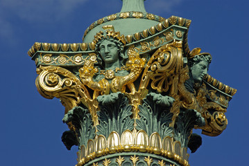 Fototapeta na wymiar Décor baroque des réverbères-colonnes place de la Concorde à Paris, France