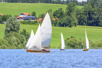 Fototapeta premium Segelboote verschiedener Klassen auf einem See