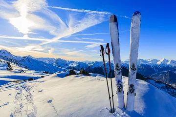 Abwaschbare Fototapete Wintersport Ski in der Wintersaison, Berge und Skitourenausrüstung auf d