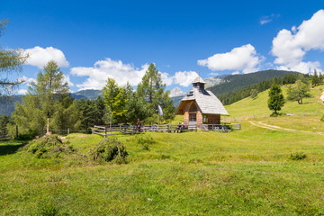 Kapelle (Kapelica Marije Kraljice Miru) auf Pokljuka (Uskovnica) in Julischen Alpen, Slowenien....