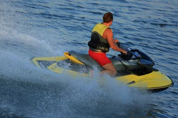 Abwaschbare Fototapete Wasser Motorsport Roller auf dem Wasser
