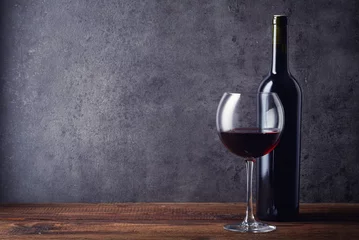 Cercles muraux Vin Bouteille et verre de vin rouge