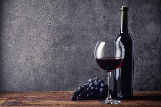 Fototapeta Bottle and glass of red wine and grapes