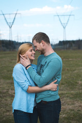 молодая пара обнимается в поле