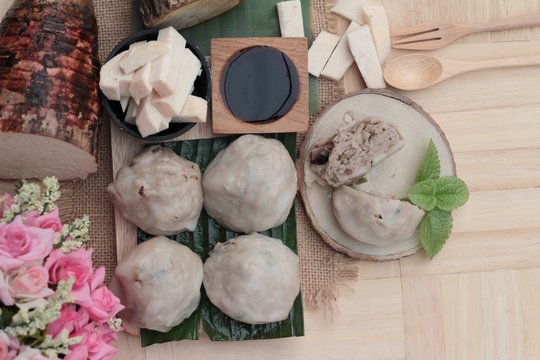 Steamed dumpling stuffed with taro is delicious.