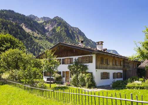 Germany, Bavaria, Allgaeu, Traditional farmhouse in Hinterstein