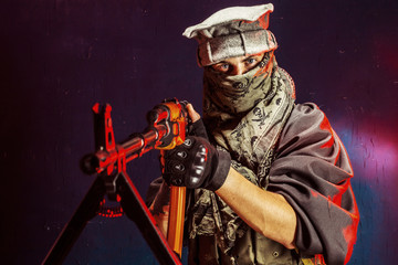 Naklejka premium Portrait of man with rifle against colored background