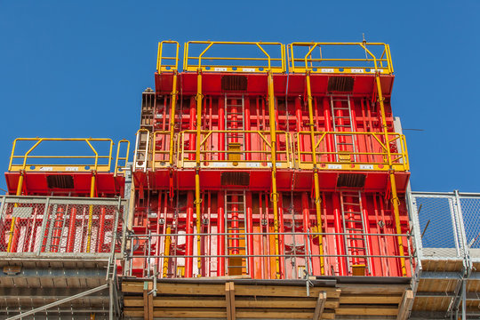 banches m&eacute;talliques, coffrage de b&acirc;timent sur chantier de construction