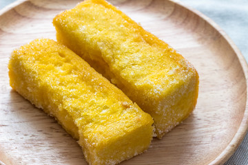 Buttered toast sprinkled with sugar, eat a breakfast with beverages such as coffee, juice.