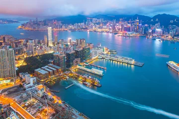 Poster Nacht in de Victoria Harbour in de skyline van Hong Kong © orpheus26
