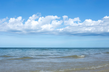 Fototapeta na wymiar Beautiful sky with white cloud and water of the ocean