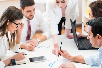 Business Frauen und Männer bei Besprechung finden Ideen in gemeinsamer Arbeit im Büro