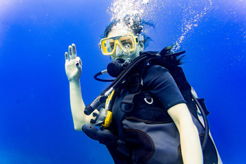 Frau beim Tauchen im Urlaub 