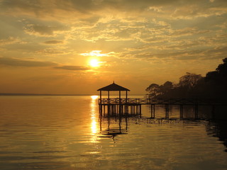 Couché de soleil au bord du lac 