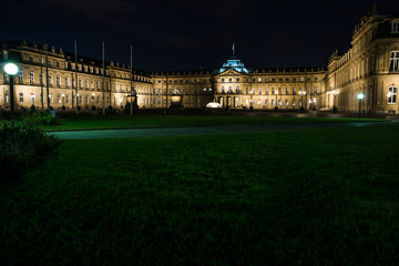 Noche en Schlossplatz Stuttgart Alemania.