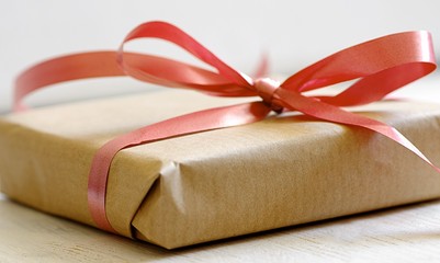 Geschenk mit roter Schleife