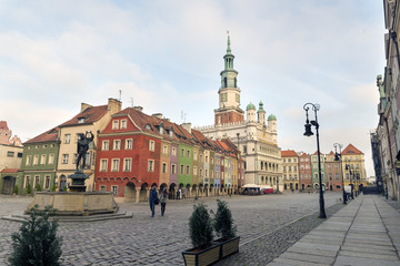 Naklejka premium Houses and Town Hall in Old Market Square, Poznan, Poland