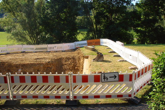 Absperrung einer Baustelle mit Schrankenz&auml;une 