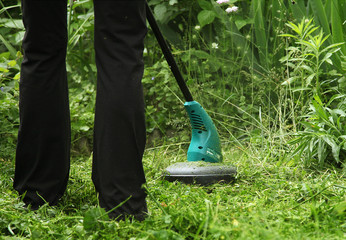 Taille de gazon avec un coupe-herbe © hcast