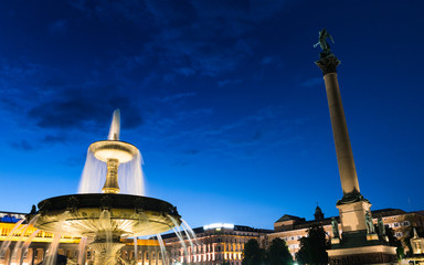 Fuente de noche en Schlossplatz stuttgart Alemania.