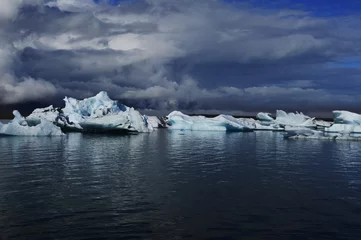 Deurstickers Gletsjers Ice lagoon under Vatnajökull glacier with stormy cloud on the sky