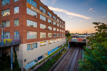 Fototapeta premium Railroad tracks and a building at the Maryland Institute College