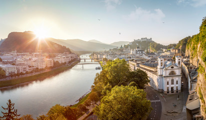 Obraz premium Widok na Stadt Salzburg z rzeką Salzach rano w lecie, Austria