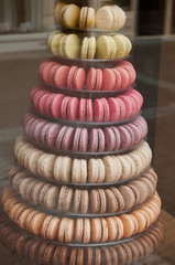 Pyramide de macarons en vitrine