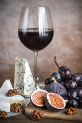 Red wine with cheese, figs and grapes