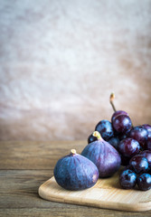 Fresh figs and grapes