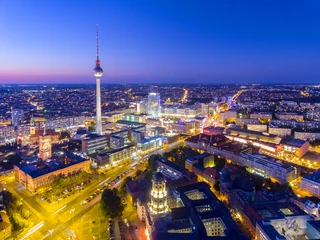 Tuinposter De televisietoren in Berlijn bij nacht © Sliver