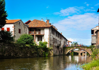 Puente sobre el r&iacute;o Nive en Saint-Jean-Pied-de-Port, Francia
