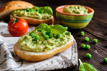 Pea spread with eggs, onion and herbs