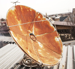 satellite dish on the roof, rusty, old
