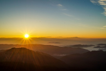 Fototapeta na wymiar 山頂からの日の出