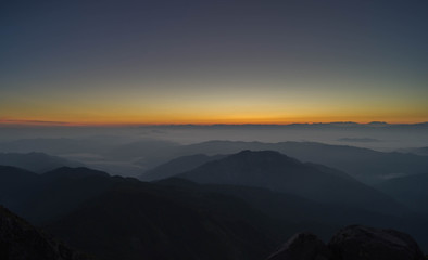 夜明け前の山頂からの眺め