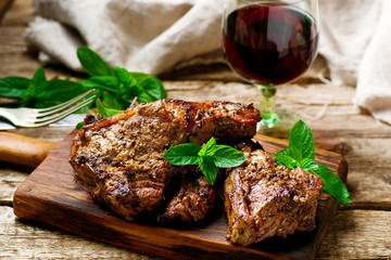 Grilled lamb chops marinated with mint