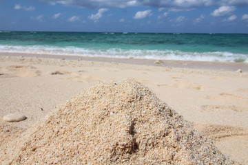 ビーチで作る砂山遊び