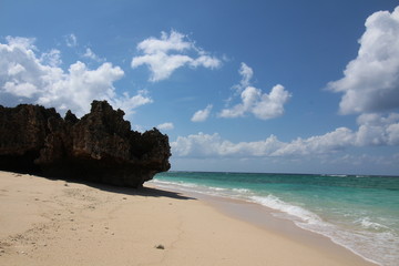 岩と渚　/　美しいビーチの風景