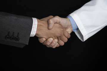 握手する医師とビジネスマンの手