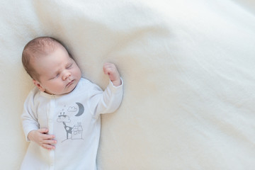 Neugeborenes Baby schläft zufrieden auf Decke
