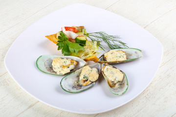 Baked mussels in cream sauce