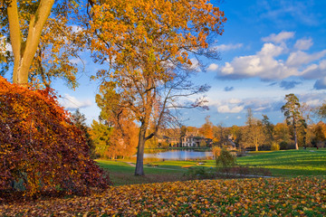 Versailles, hameau de la reine en automne  © aterrom