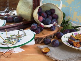 натюрморт со сливой