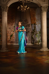 Naklejka premium Beautiful young woman in traditional indian clothing