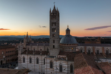 Naklejka premium Il duomo visto lateralmente