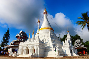 Fototapeta premium white pagoda in thailand